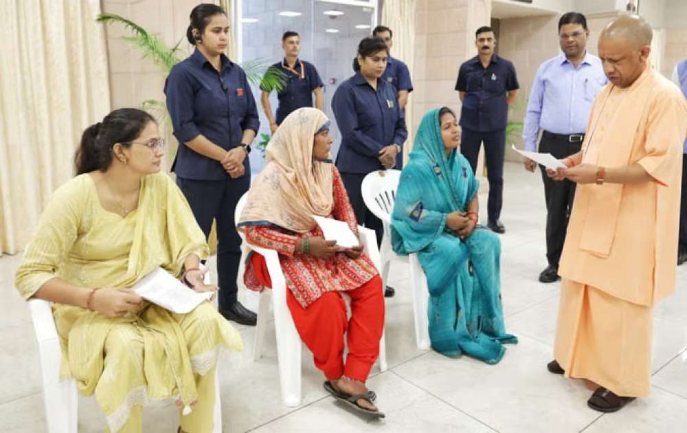 सीएम का जनता दर्शन: रायबरेली से पहुंचे मरीजों को तुरंत भर्ती कराने के दिए निर्देश, बच्चों को दुलारा || Kashi Ki Aawaz