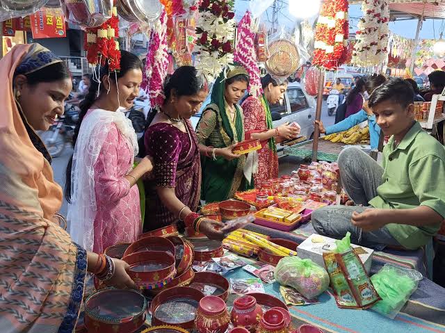 Kashi Ki Aawaz | महिलाओं ने रखा निर्जला व्रत, जानें- चांद दिखने का समय और पूजा की विधि