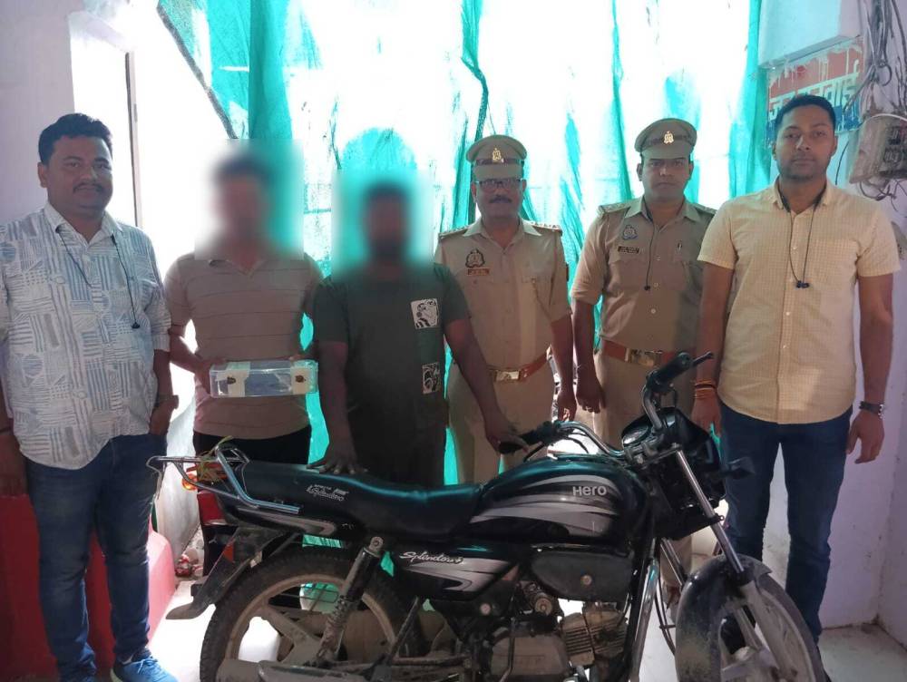 Kashi Ki Aawaz | भेलूपुर पुलिस टीम द्वारा दो अभियुक्त गिरफ्तार कब्जे से चोरी की एक मोटर साइकिल वह 1अवैद देसी तमंचा व 02 जिंदा कारतूस बरामद किया गया।