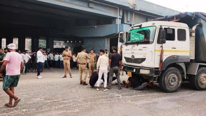 Kashi Ki Aawaz | डंपर के नीचे आए दंपती और एक साल का मासूम, तीनों की मौत;