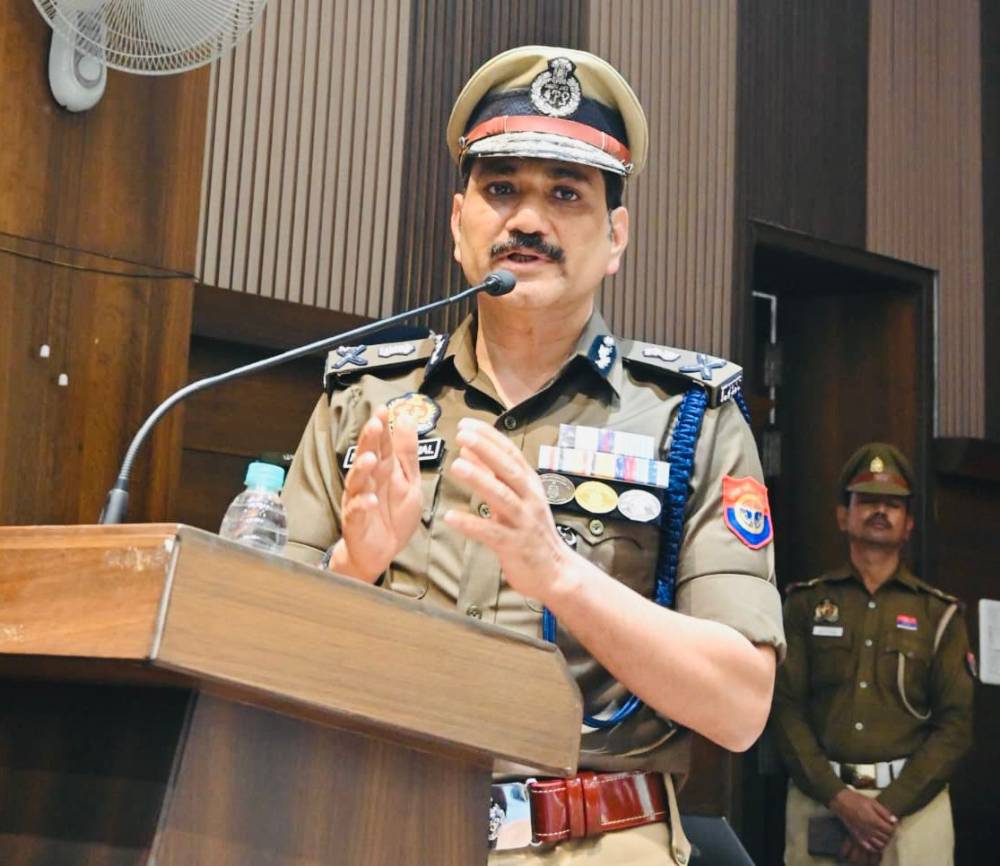 पुलिस आयुक्त कमिश्नरेट वाराणसी श्री मोहित अग्रवाल द्वारा पुलिस वाहनों के चालकों हेतु नियमों के पालन के लिए कार्यशाला का आयोजन । || KashiKiAawaz