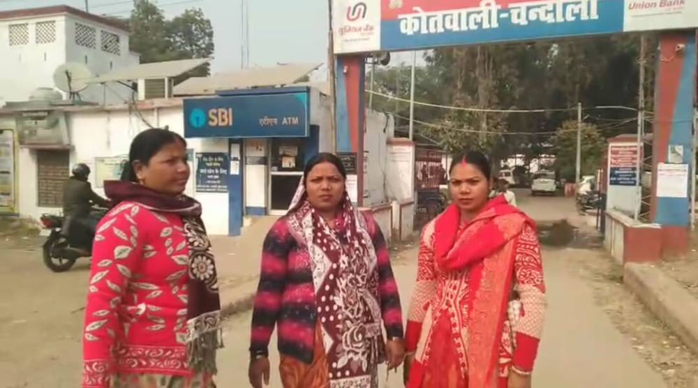 Kashi Ki Aawaz | चंदौली में बहनों के बीच पैतृक संपत्ति को लेकर विवाद, पांच बहनों ने संपत्ति पर किया कब्जा तीन बहनों को किया बेदखल