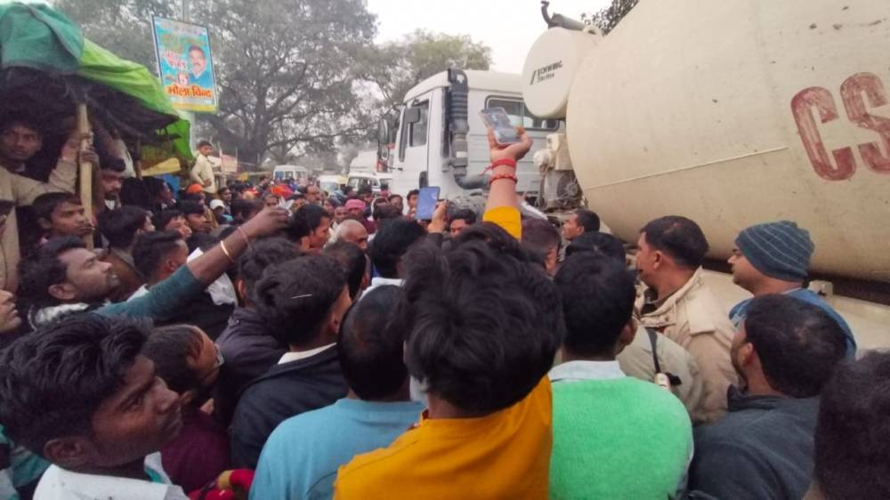 Kashi Ki Aawaz | बबुरी में मिक्सर मशीन से अधेड़ की मौत  सड़क निर्माण के दौरान 65 वर्षीय ग्रामीण रामानंद मौर्य की गई जान