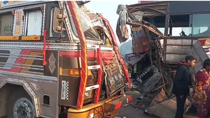 Kashi Ki Aawaz | कंटेनर की टक्कर से 50 मीटर तक घिसटती गई बस, एक की मौत; छह से ज्यादा लोग घायल
