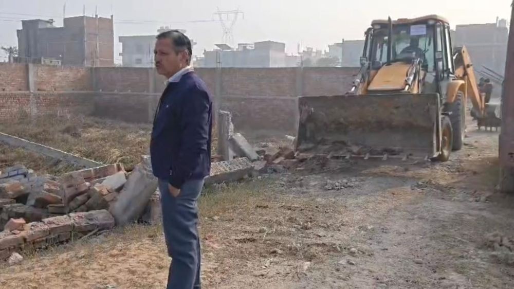 Kashi Ki Aawaz | वीडीए ने 4 बीघा जमीन पर अवैध निर्माण ढहाया  मुगलसराय मार्ग पर एंबीशन स्कूल के पास हुई कार्रवाई