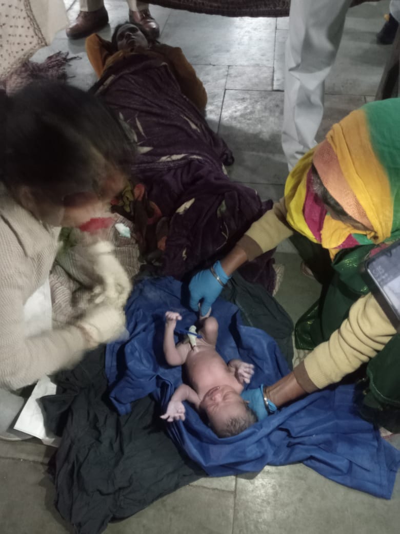 Kashi Ki Aawaz | ऑपरेशन मातृ शक्ति के तहत आरपीएफ की “मेरी सहेली” टीम ने कराया सुरक्षित प्रसव