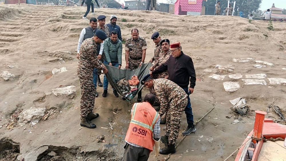 Kashi Ki Aawaz | 95 बटालियन केंद्रीय रिज़र्व पुलिस सृजन सामाजिक विकास न्यास नगर निगम के संयुक्त तत्वावधान में अस्सी से तुलसी घाट तक चला स्वच्छता अभियान गंगा से निकाला गया कचरा और पूजा सामग्री
