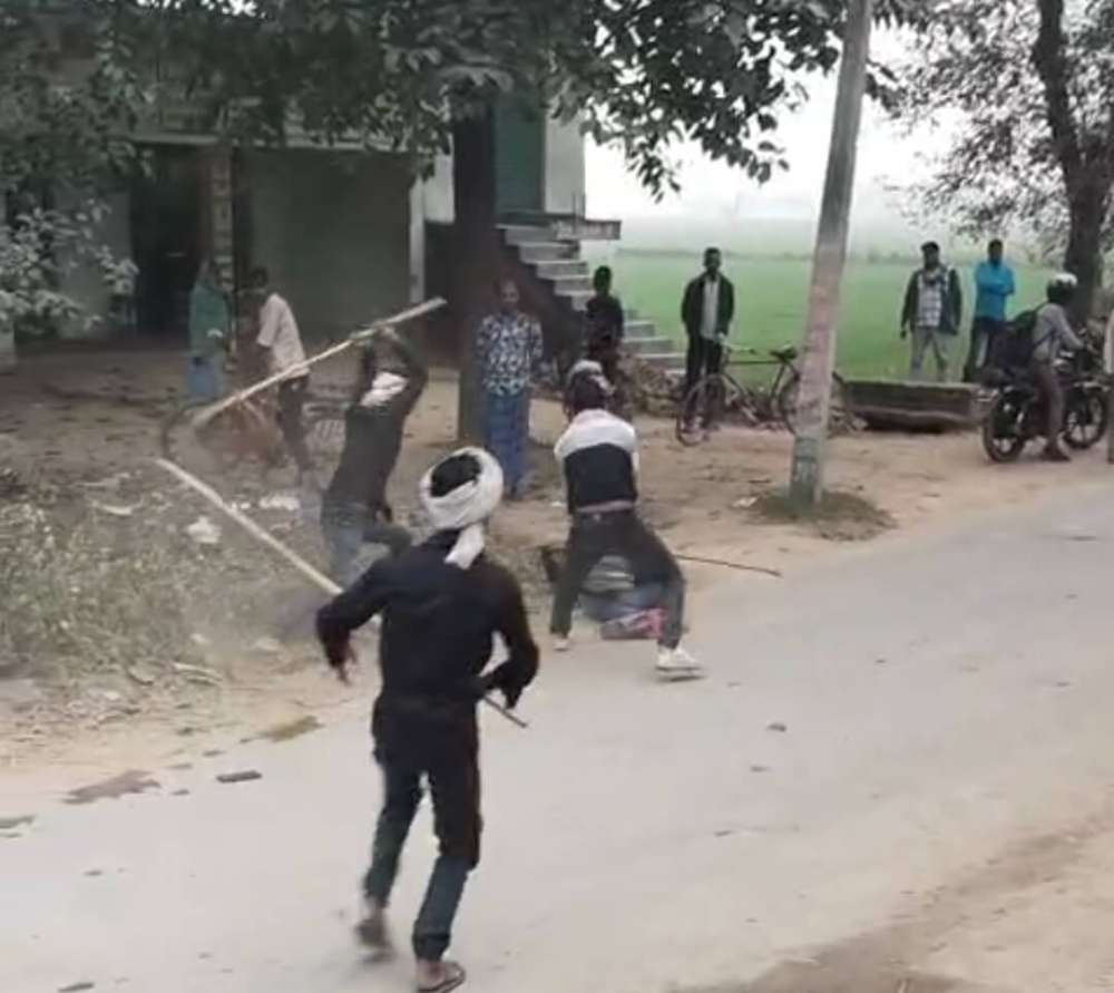 Kashi Ki Aawaz || चंदौली में युवक पर 26 सेकंड में 24 लाठियां बरसीं, जान बचाने को दौड़ता रहा पीड़ित, तमाशबीन बने रहे लोग