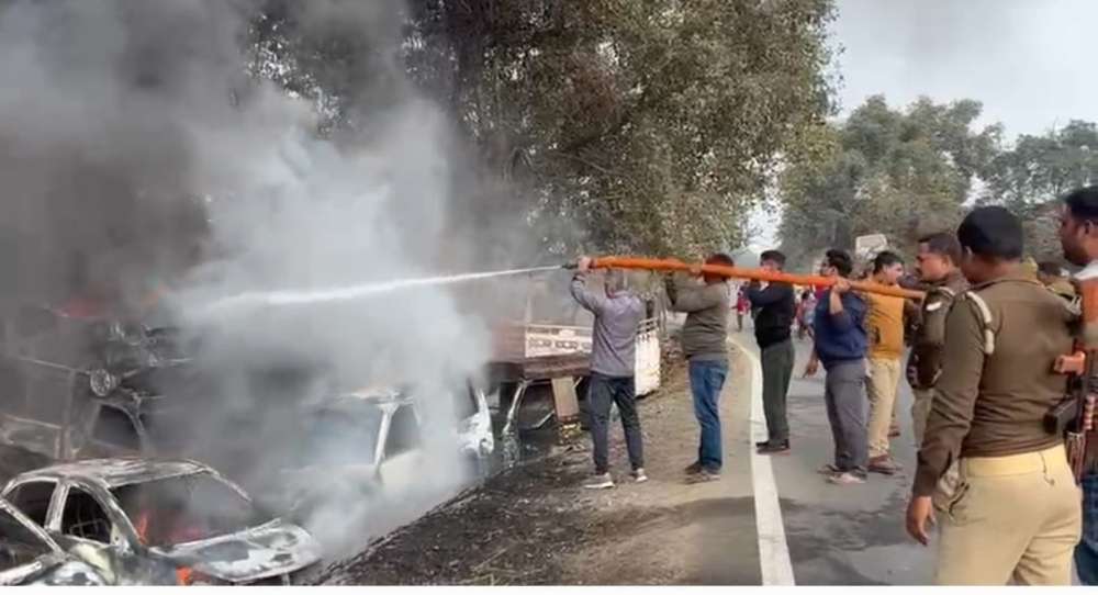 Kashi Ki Aawaz | पुलिस यार्ड में भीषण आग, चार कारें और कई बाइकें जलकर खाक, मचा हड़कंप