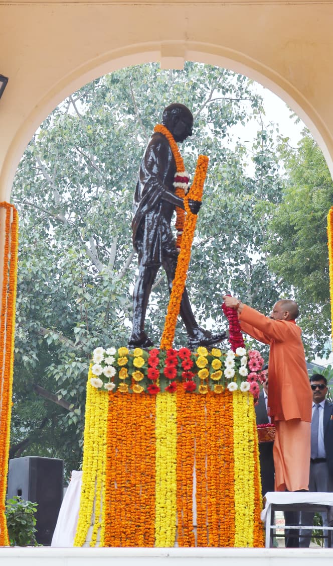 Kashi Ki Aawaz | राष्ट्रपिता की पुण्य तिथि पर सीएम योगी ने बापू को किया नमन