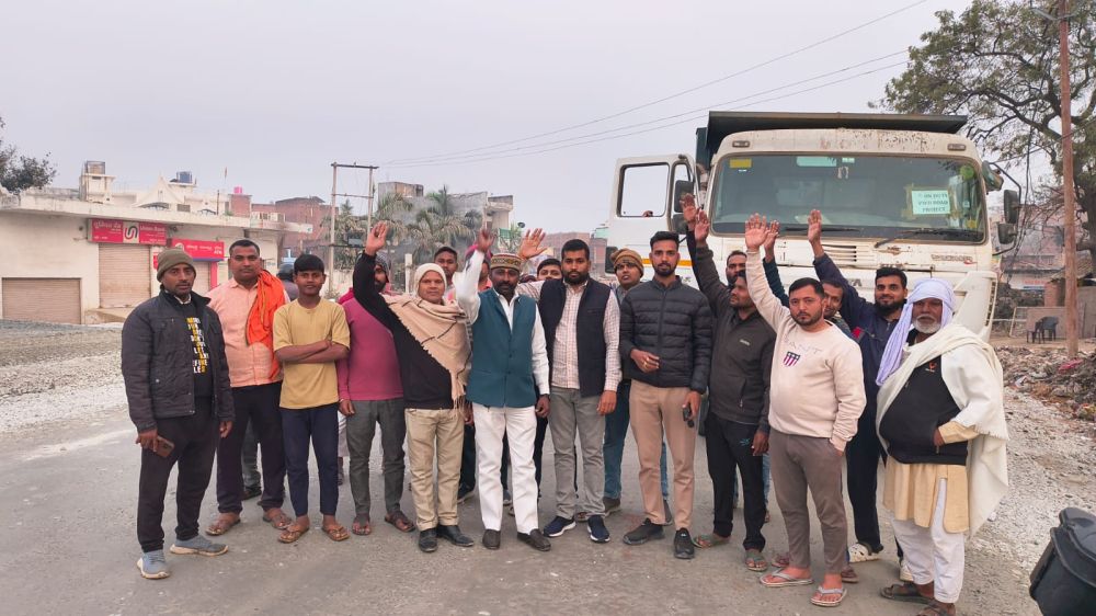 Kashi Ki Aawaz | मुगलसराय–चकिया मार्ग चौड़ीकरण बना आफ़त, तेज रफ्तार डम्परों से टूट रहे बिजली के खम्भे, जनता का फूटा गुस्सा