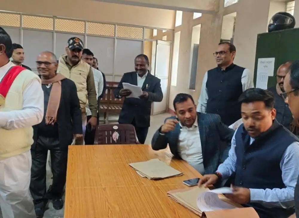 Kashi Ki Aawaz | एसडीएम के औचक निरीक्षण में खुली लापरवाही की पोल सकलडीहा में चहनिया व धानापुर की पूर्ति निरीक्षक रहीं नदारद, कार्रवाई के संकेत