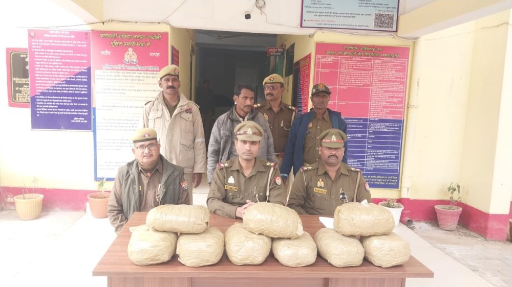 Kashi Ki Aawaz | चकिया पुलिस की बड़ी कार्रवाई: 17.800 किलो अवैध गांजा के साथ तस्कर गिरफ्तार, कीमत करीब 4.5 लाख