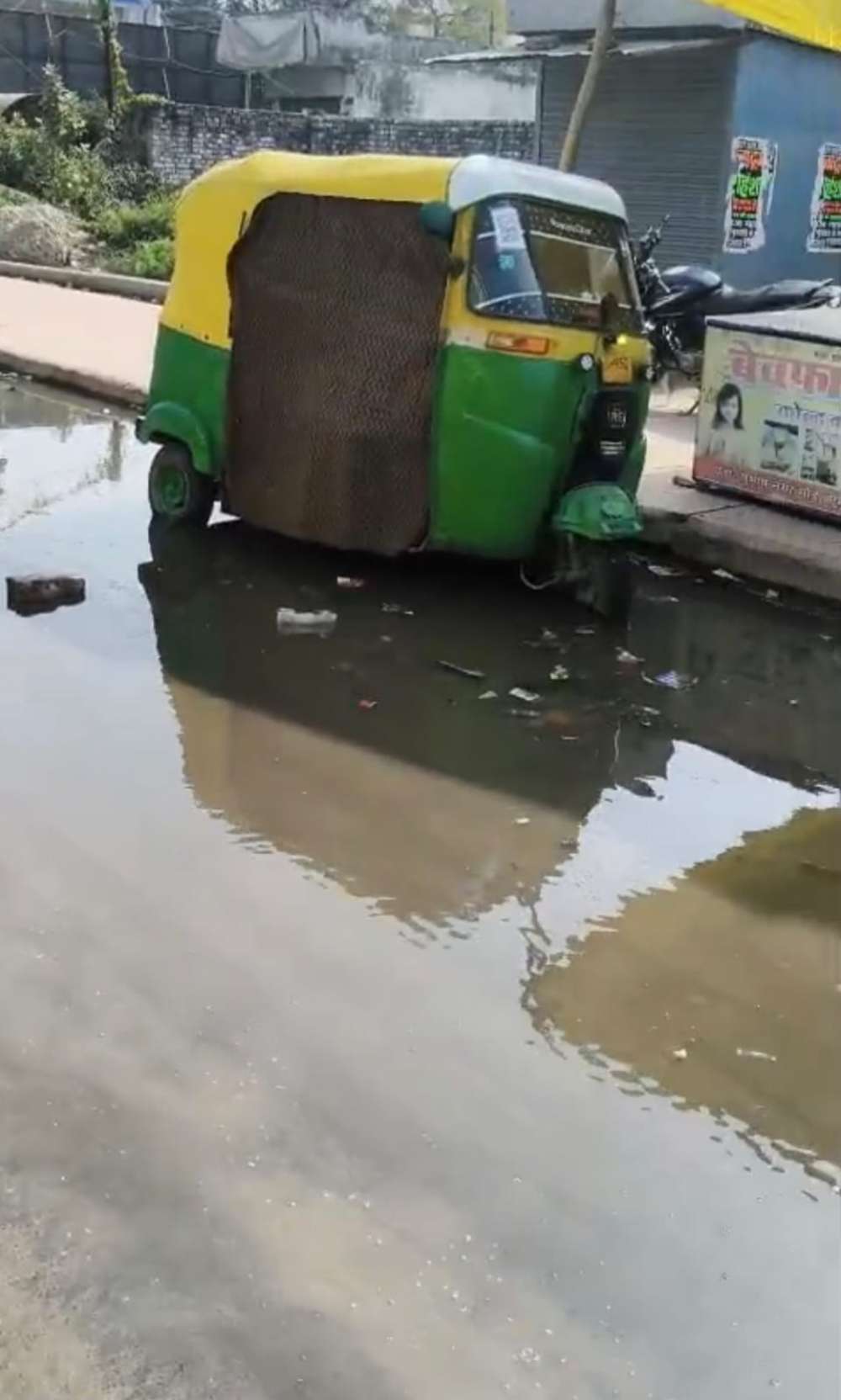 Kashi Ki Aawaz | पीडीडीयू नगर के कैलाशपुरी में सड़क पर भरा गंदा पानी, नाले का पानी उफनकर सड़क पर फैला