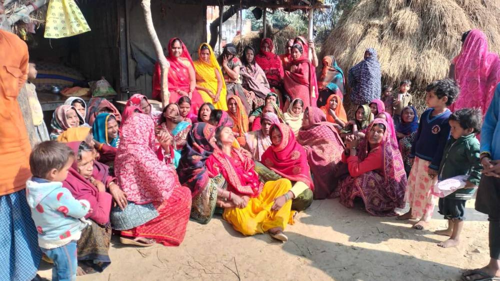 Kashi Ki Aawaz | हेडलाइट बंद बाइक ने मारी टक्कर, मजदूर की मौत से गांव में कोहराम