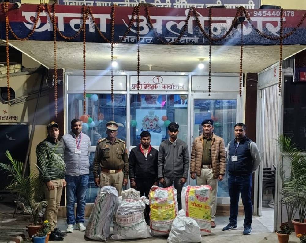 Kashi Ki Aawaz | अलीनगर में पुलिस और आरपीएफ की संयुक्त कार्रवाई: 229.5 लीटर नाजायज अंग्रेजी शराब बरामद