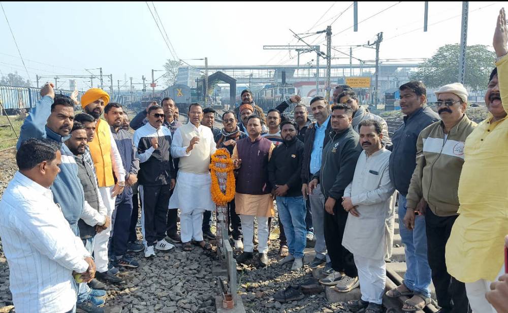 Kashi Ki Aawaz | पंडित दीनदयाल उपाध्याय की पुण्यतिथि पर भाजपा कार्यकर्ताओं ने दी श्रद्धांजलि।