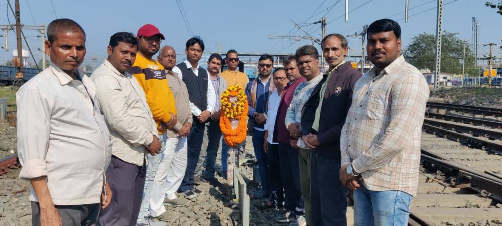 Kashi Ki Aawaz | दीनदयाल उपाध्याय स्मृति स्थल पर संघ स्वयंसेवकों ने दी श्रद्धांजलि।