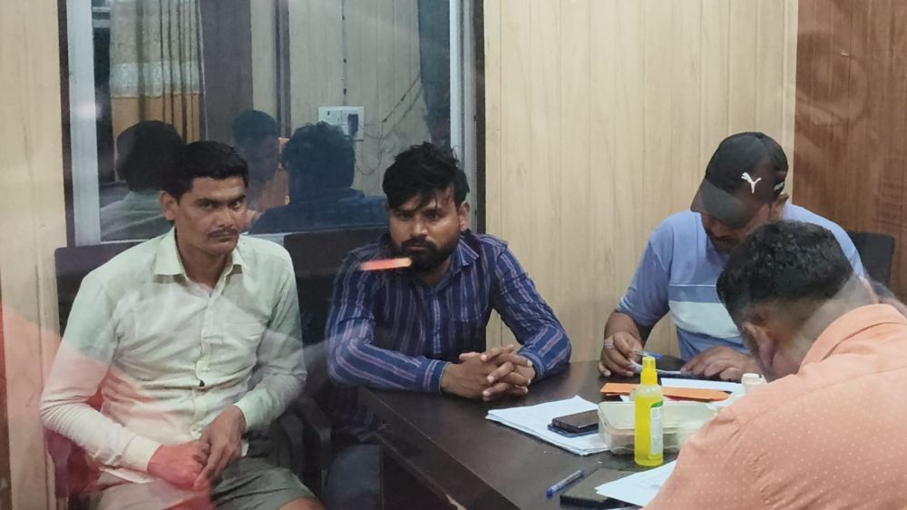 Kashi Ki Aawaz | लेखपाल पर रिश्वत मांगने का आरोप, एंटी करप्शन में शिकायत दर्ज