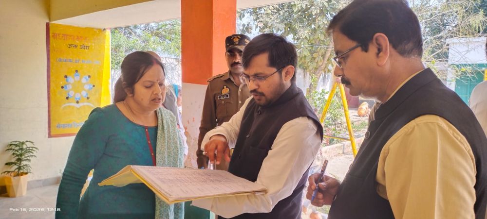 Kashi Ki Aawaz | जिलाधिकारी का औचक निरीक्षण: स्कूल में शिक्षा-खेल व नैतिक ज्ञान पर जोर, पीएचसी में व्यवस्थाएं सुधारने के निर्देश