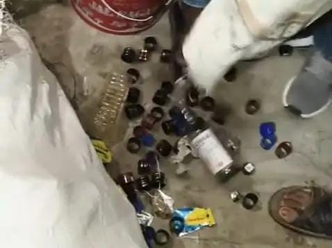 Kashi Ki Aawaz | चंदौली में लाइसेंसी शराब दुकान पर मिलावट का भंडाफोड़,।