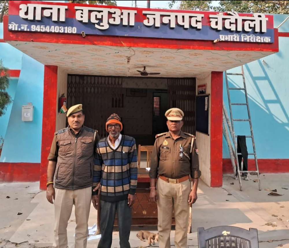 Kashi Ki Aawaz | चंदौली: बलुआ पुलिस ने गैर-जमानती वारंटी को किया गिरफ्तार।