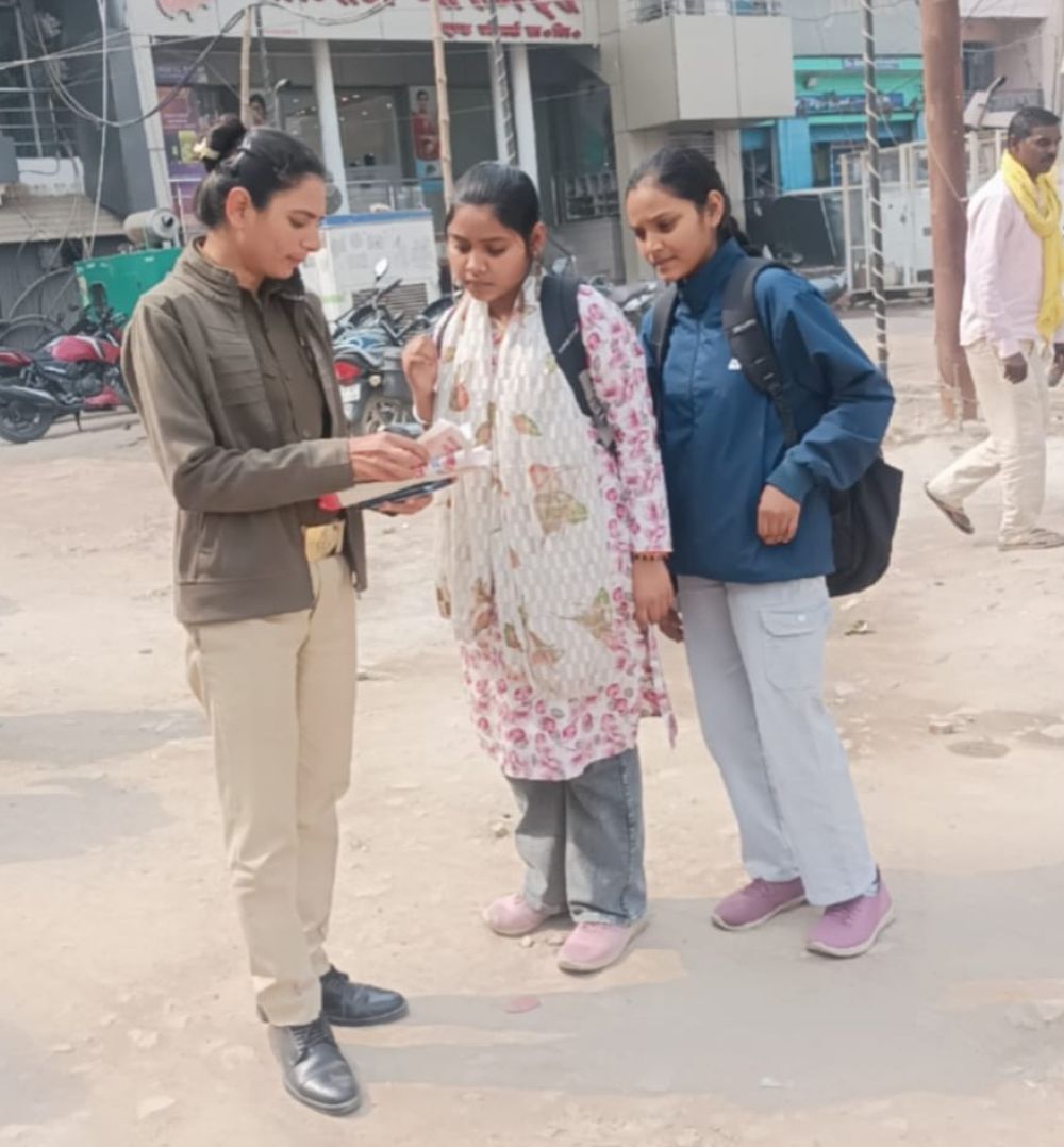 Kashi Ki Aawaz | चंदौली में “मिशन शक्ति फेज-5.0” के तहत जागरूकता अभियान तेज, महिलाओं की सुरक्षा व सशक्तिकरण पर जोर।