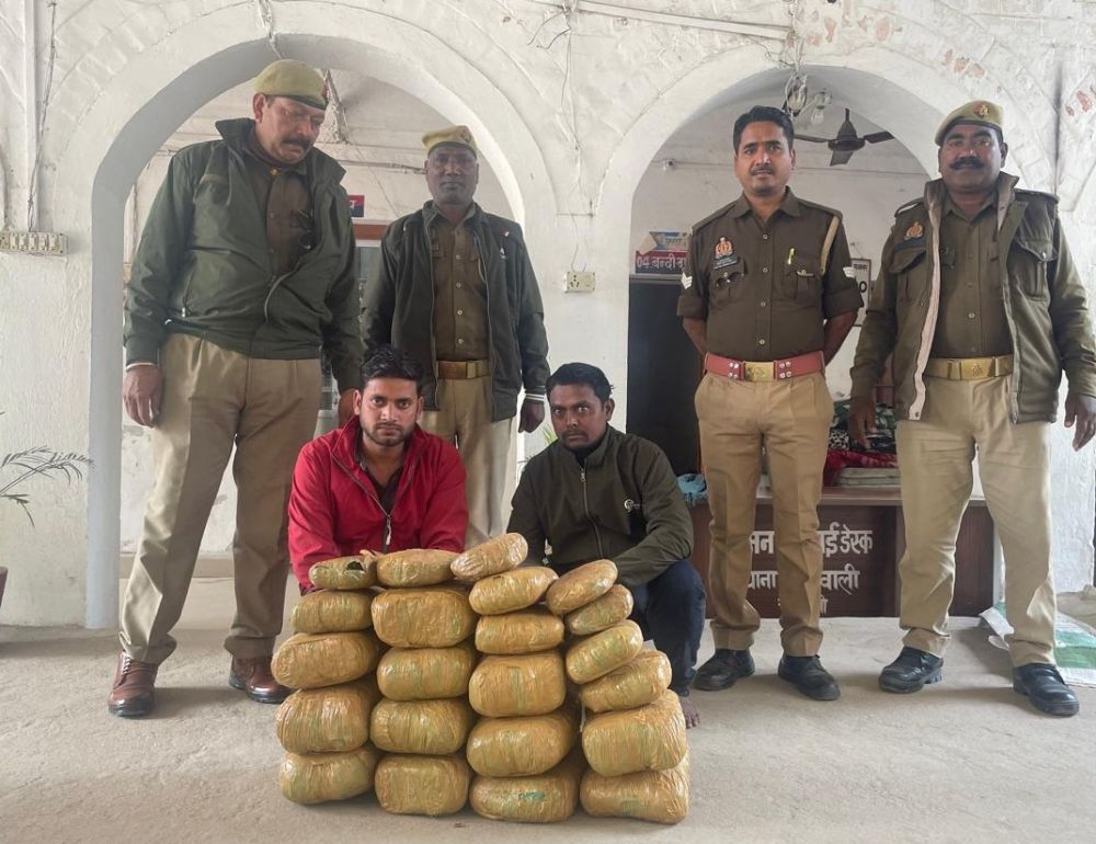 Kashi Ki Aawaz | टैक्सी की छत में बना रखा था गुप्त खांचा, 32 किलो 300 ग्राम गांजा बरामद; उड़ीसा से बिहार जा रही खेप पकड़ी।