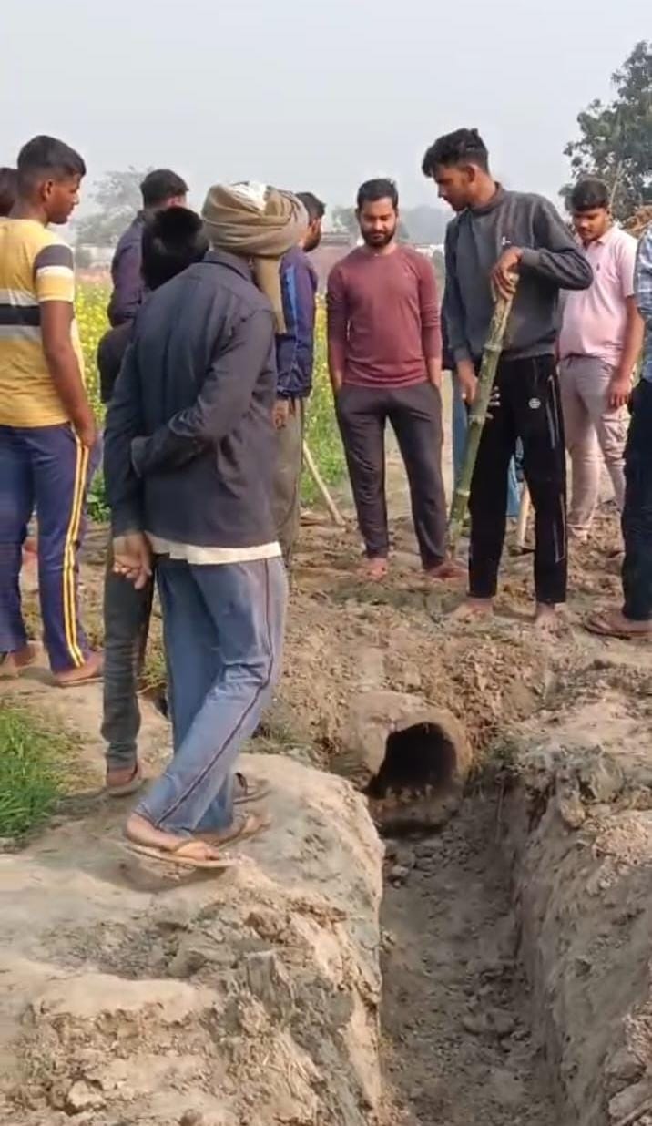 Kashi Ki Aawaz | कुसुम्ही गांव में जल निकासी संकट: जनप्रतिनिधियों से निराश ग्रामीणों ने चंदा जुटाकर खुद बनाई नाली।