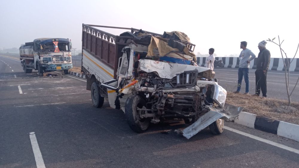 Kashi Ki Aawaz | अलीनगर में टैंकर और पिकअप की टक्कर, चालक केबिन में फंसा।