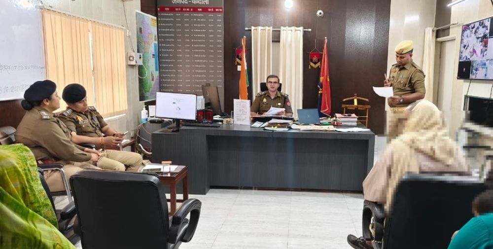 Kashi Ki Aawaz | चन्दौली: जनता दर्शन में पुलिस अधीक्षक ने सुनीं 33 फरियादियों की समस्याएं, त्वरित निस्तारण के निर्देश।