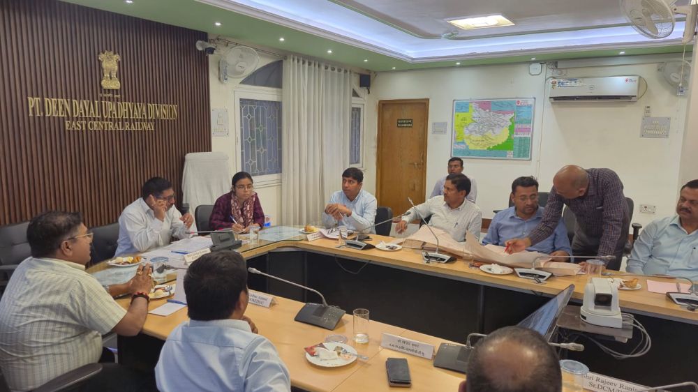 Kashi Ki Aawaz | पूर्व मध्य रेलवे के डीडीयू मंडल व चंदौली जिला प्रशासन के बीच प्रथम समन्वय बैठक आयोजित।