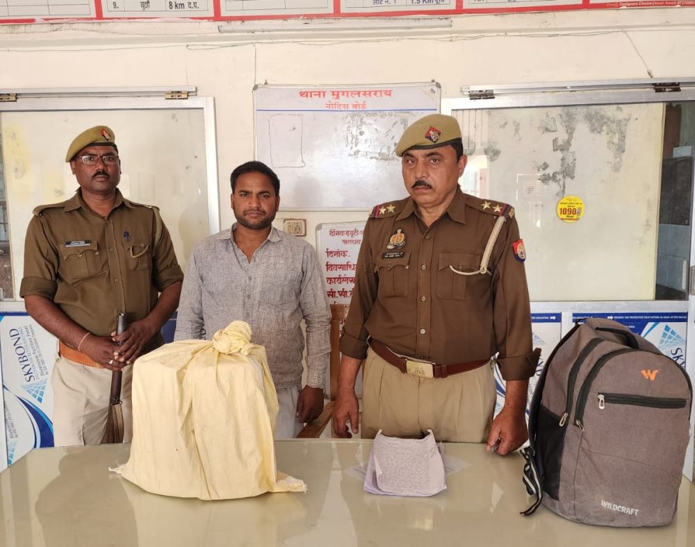 Kashi Ki Aawaz | मुगलसराय में पुलिस की सख्ती: 13.950 लीटर अवैध अंग्रेजी शराब के साथ युवक गिरफ्तार।