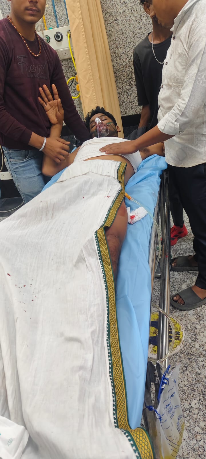 Kashi Ki Aawaz | चार युवकों को गोली लगी, हालत गंभीर।