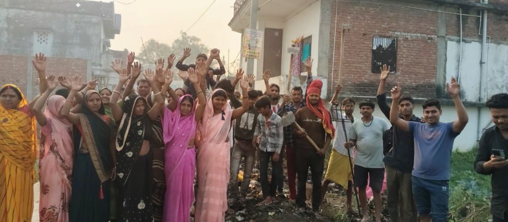 Kashi Ki Aawaz | ग्रामीणों ने खुद संभाली नाली सफाई की कमान।