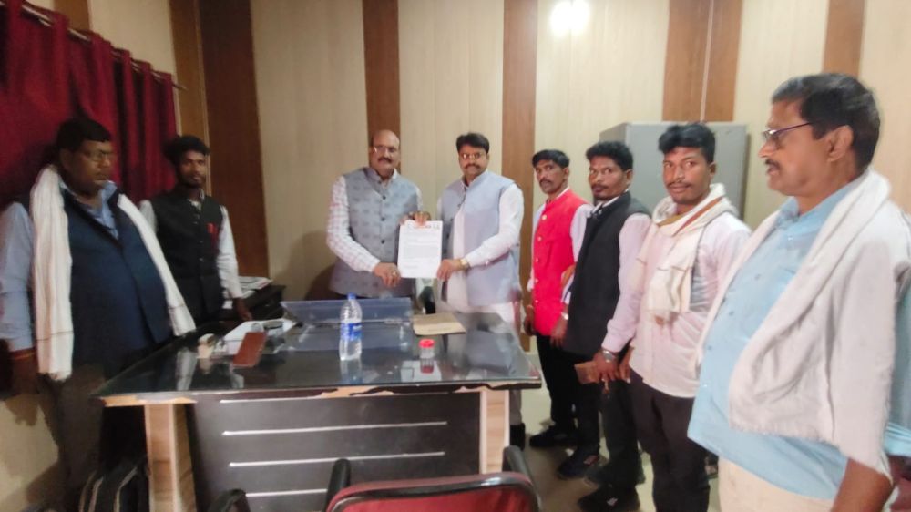 Kashi Ki Aawaz | खरौंधी गांव में जन समस्याओं  को लेकर अपना दल एस युवा मंच के नेतृत्व में युवाओं ने खण्ड विकास अधिकारी को सौंपा ज्ञापन,।