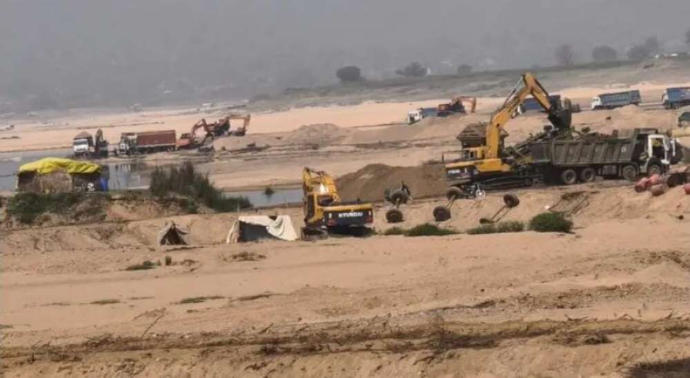 Kashi Ki Aawaz | सोनभद्र में बालू रेत का काला खेल हाईटेंशन लाइन के नीचे बालू मौत का खनन, सिस्टम फेल या मिलीभगत का खेल।