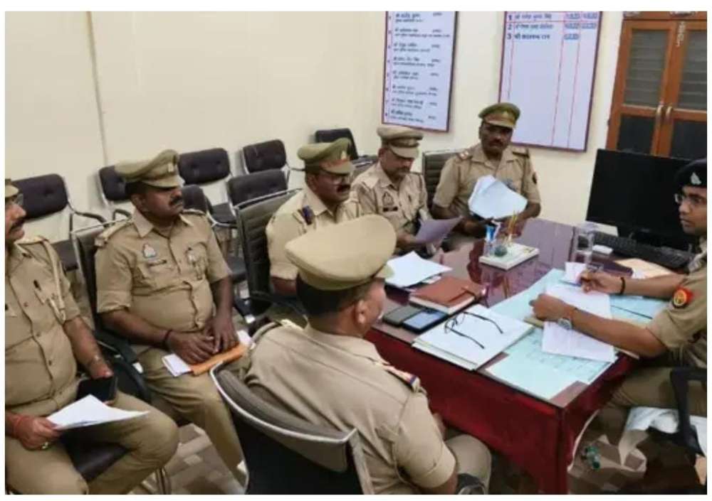 Kashi Ki Aawaz | सोनभद्र: क्षेत्राधिकारी ने किया ओबरा थाने पर समीक्षा।