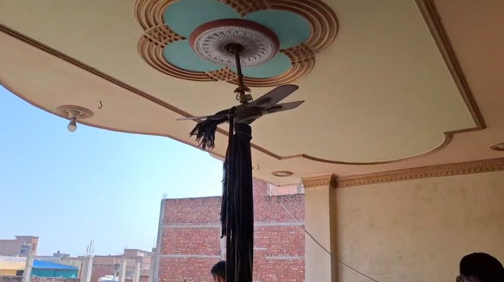 मुगलसराय में अधेड़ ने की आत्महत्या दो साल पहले इसी घर में भाई-बहन ने भी लगाई थी फांसी। || KashiKiAawaz