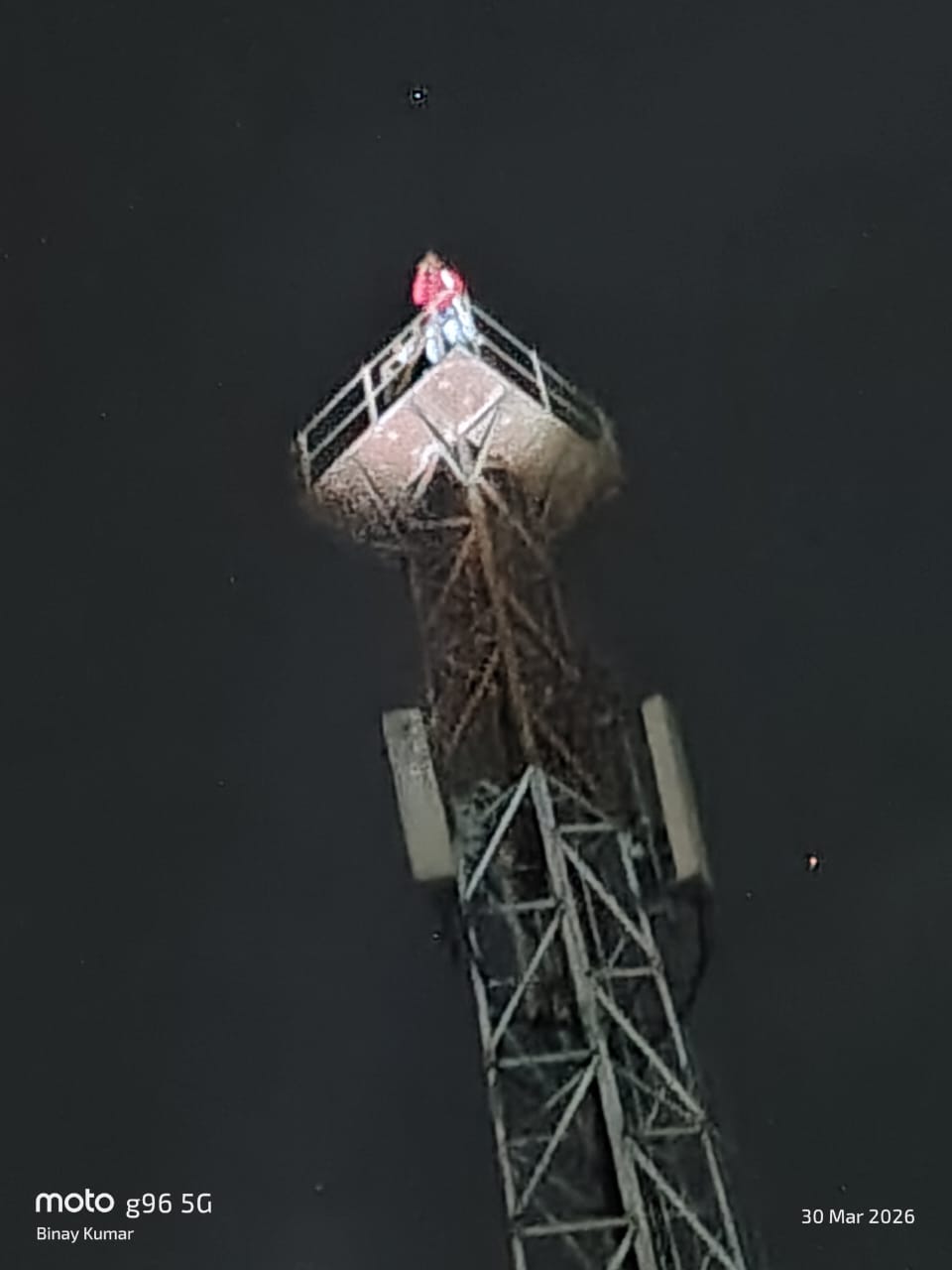 Kashi Ki Aawaz || पत्नी से नाराज युवक मोबाइल टावर पर चढ़ा चंदौली में घंटों चला हाई-वोल्टेज ड्रामा।